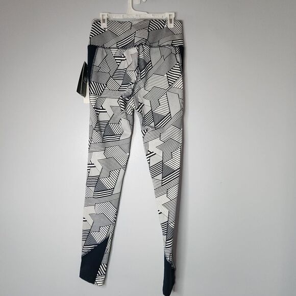New Balance Black And White Geometric leggings with pockets Small - Picture 3 of 9